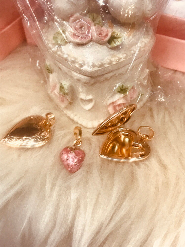 the fraise necklace