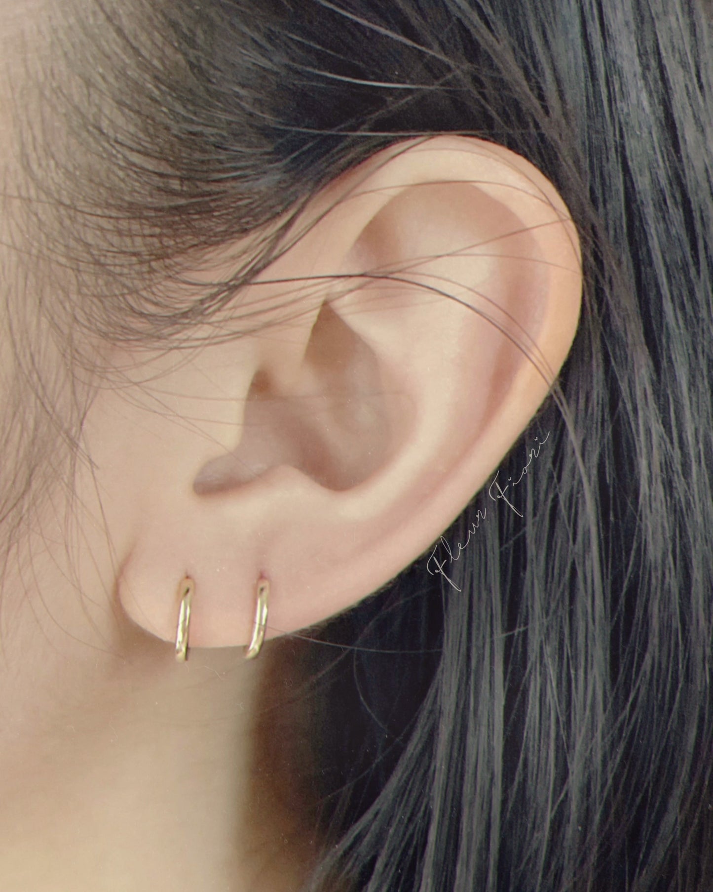 18K classique · tiny huggie hoop