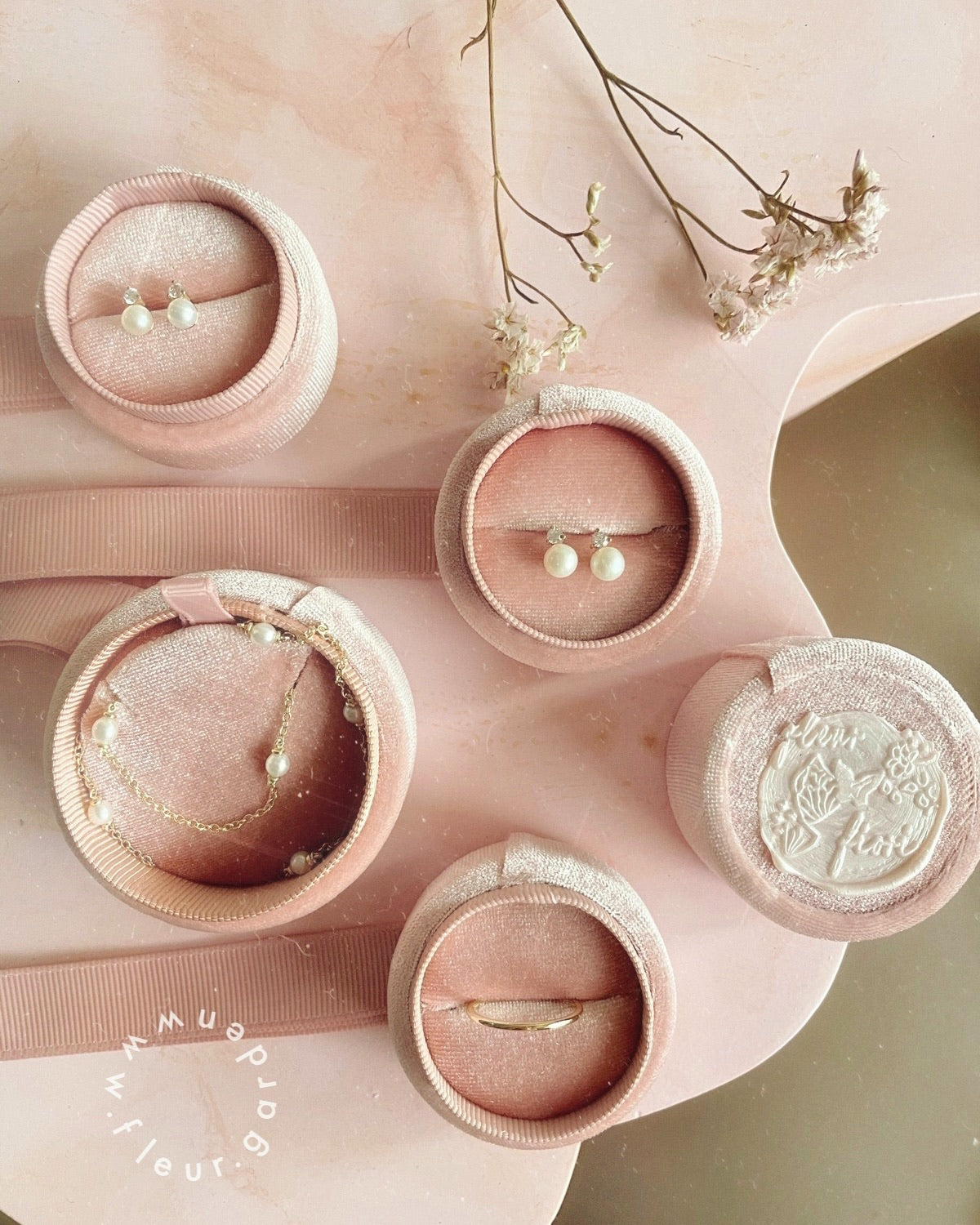 petal pedestal · handpainted N°1