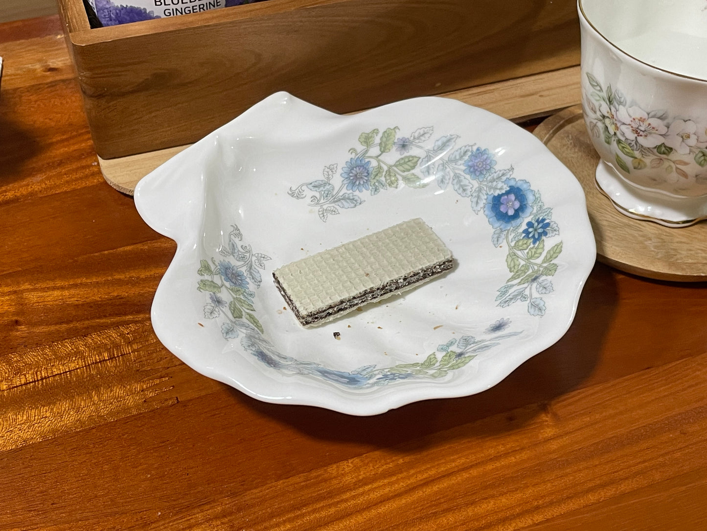 vintage ceramic seashell · Wedgwood