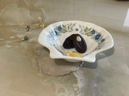 vintage ceramic seashell · Wedgwood