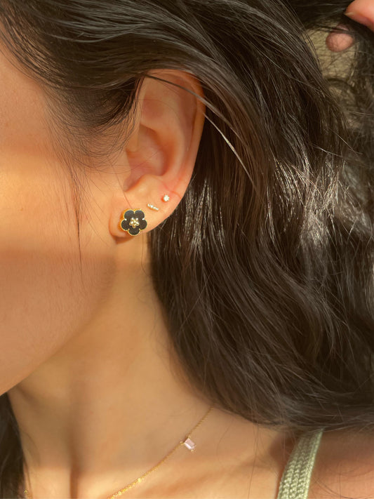 18K une diamond studs · tiny