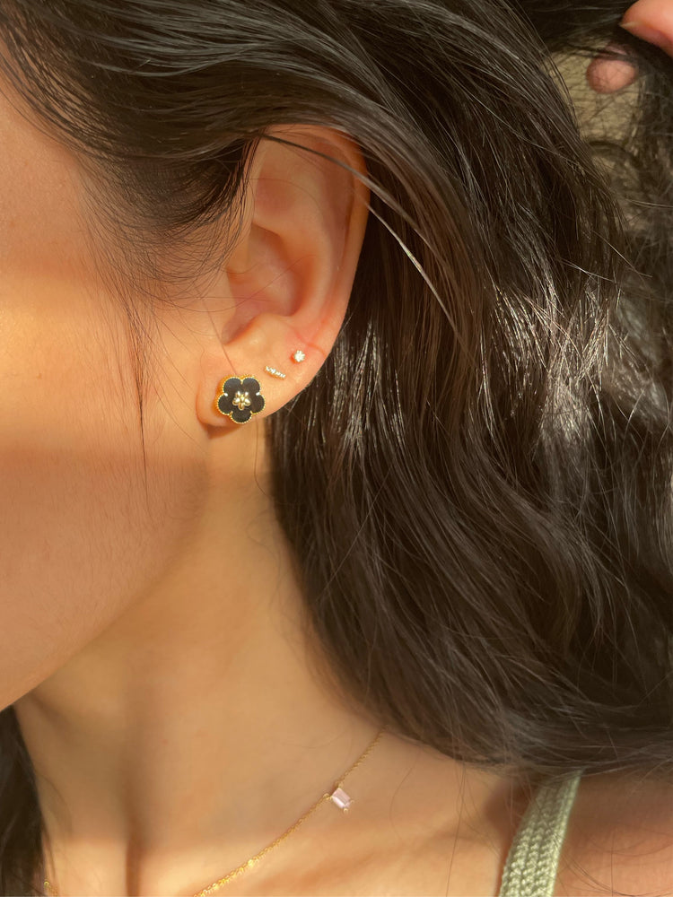 18K une diamond studs · tiny