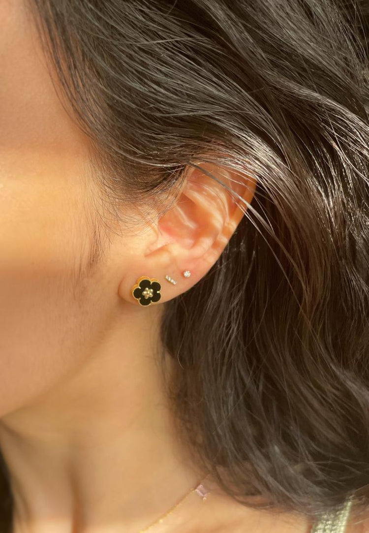 18K une diamond studs · tiny