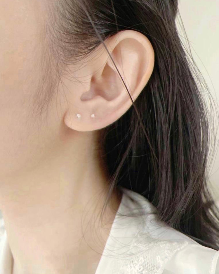 18K une diamond studs · tiny